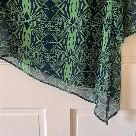 Green Blouse with Intricate Pattern and Asymmetrical Hem - Picture 4 of 7